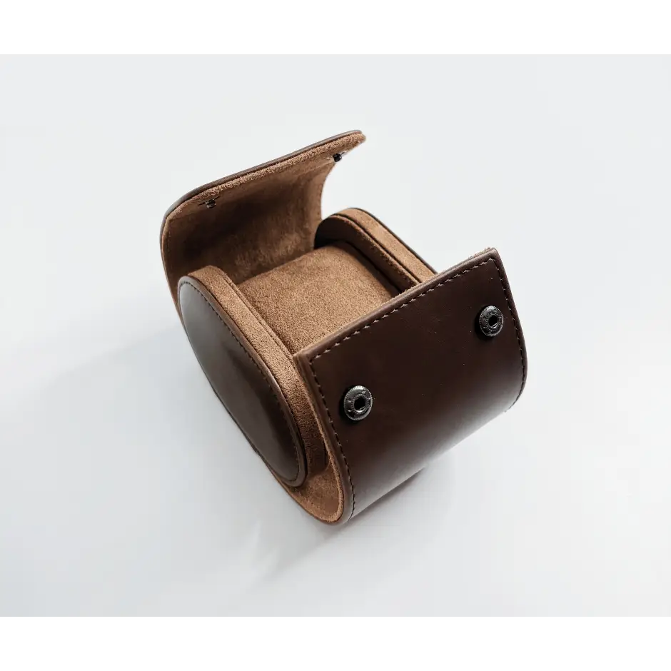 Étui de voyage pour montre en cuir brun 1 montre - gros plan sur le mécanisme