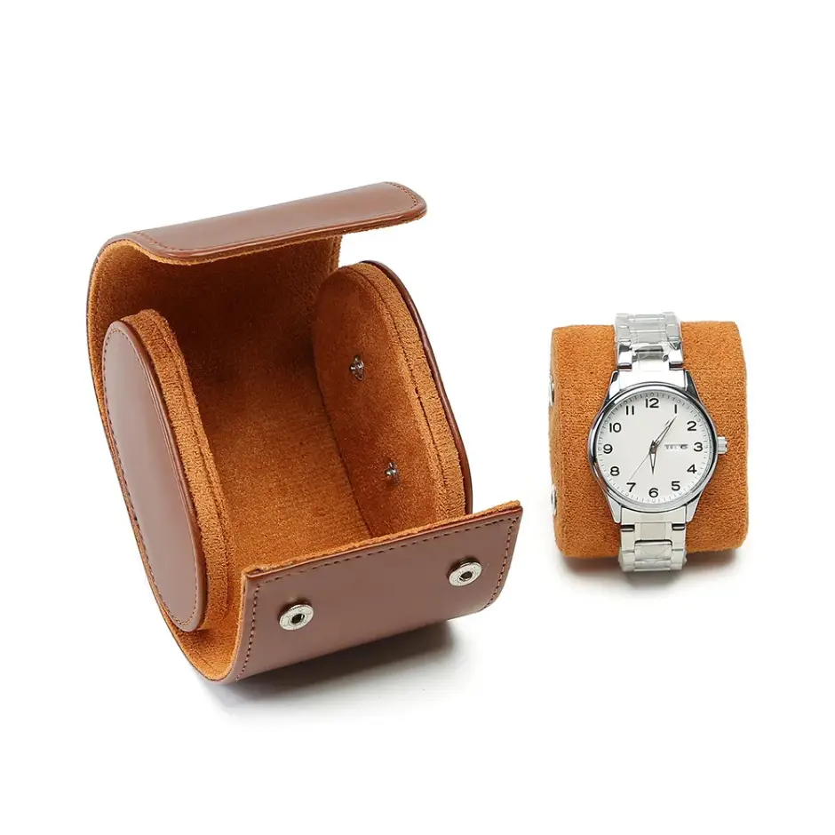 Étui de voyage pour montre en cuir brun 1 montre - en situation sur un bureau