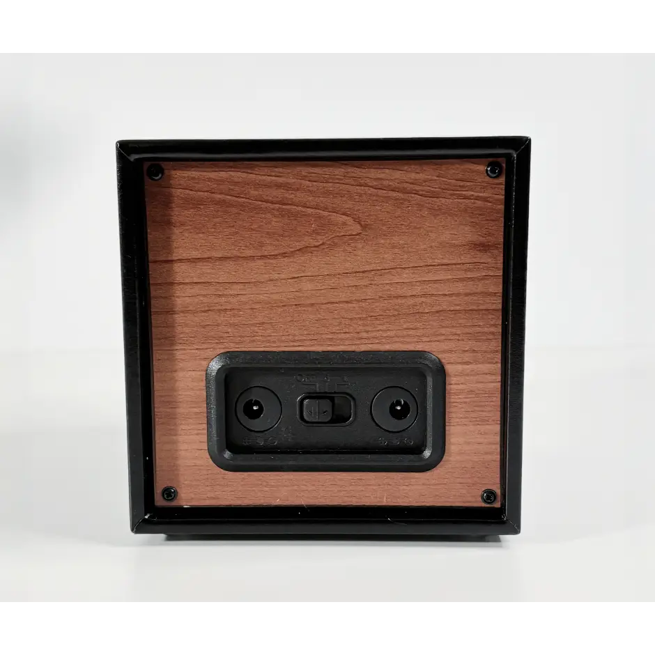 Remontoir cube en bois naturel pour montre automatique - gros plan sur le mécanisme