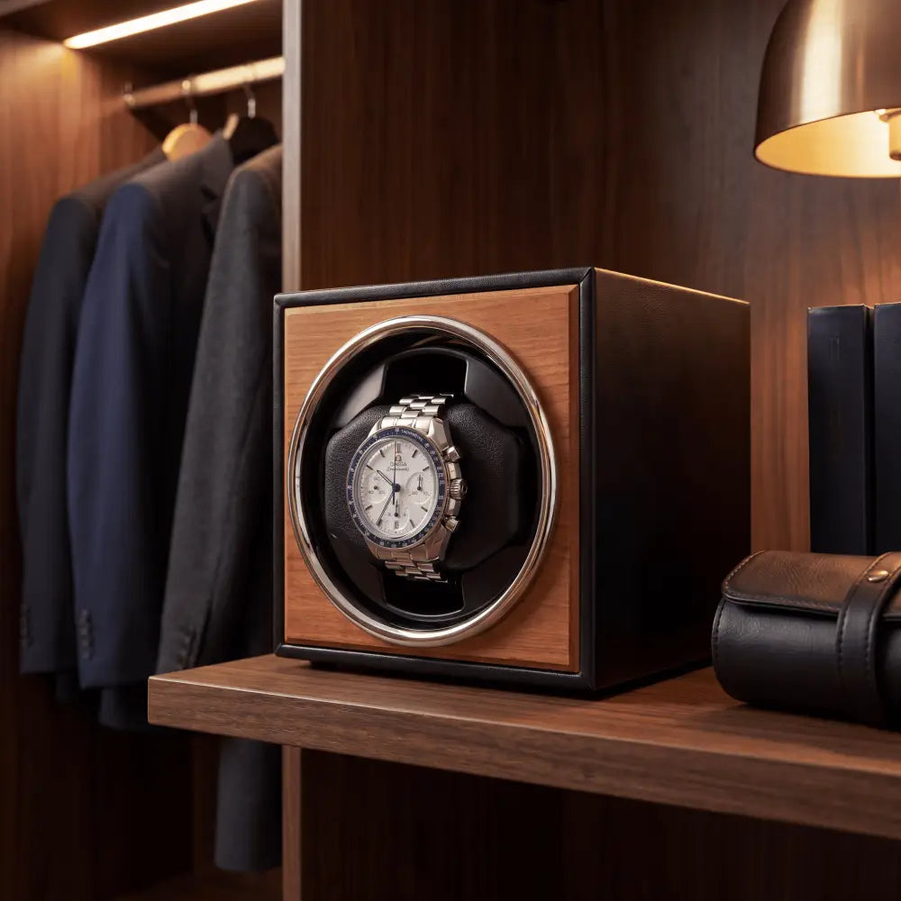 Remontoir cube en bois naturel pour montre automatique - vue de trois quarts
