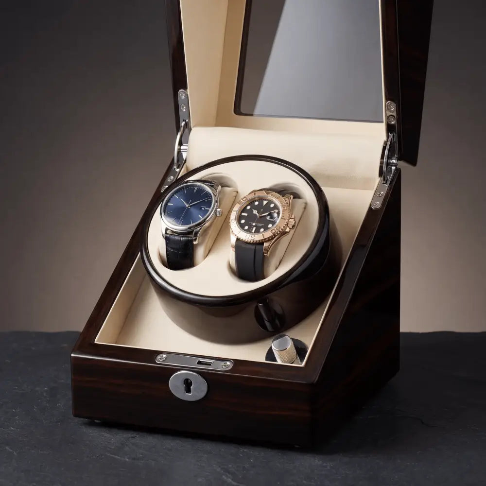 Remontoir double pour 2 montres automatiques en bois - en situation sur un bureau