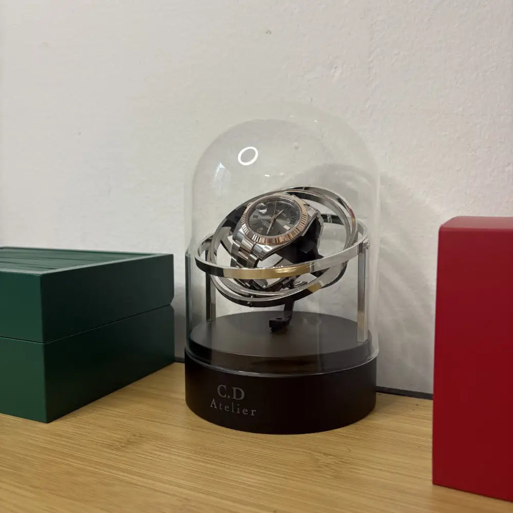 Remontoir gyroscopique pour montre automatique en verre et acier - gros plan sur le mécanisme