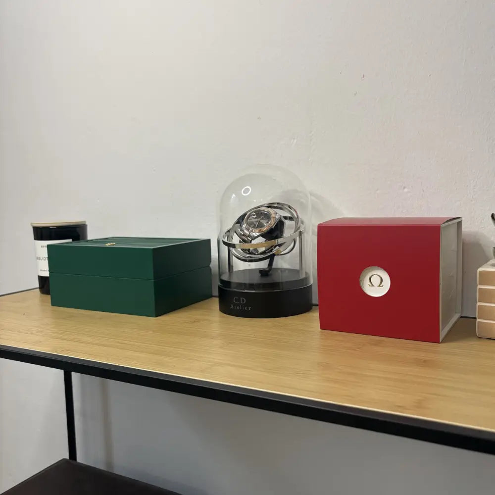 Remontoir gyroscopique pour montre automatique en verre et acier - couvercle ouvert