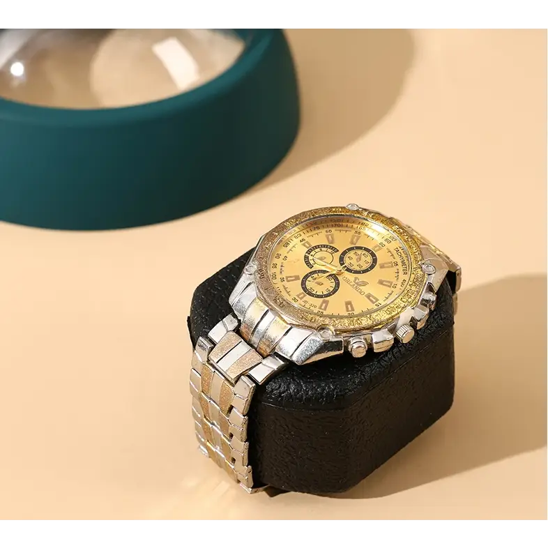 Remontoir montre automatique design sphère compact - gros plan sur le mécanisme